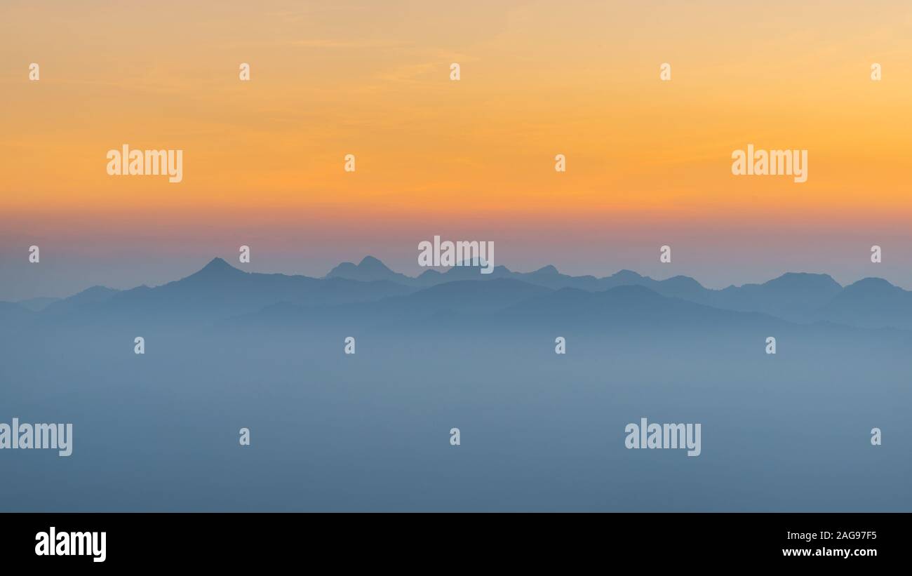 Paysage de montagne avec horizon lumière du soleil à l'aube Banque D'Images Paysage de montagne avec horizon lumière du soleil à l'aube Banque D'Images