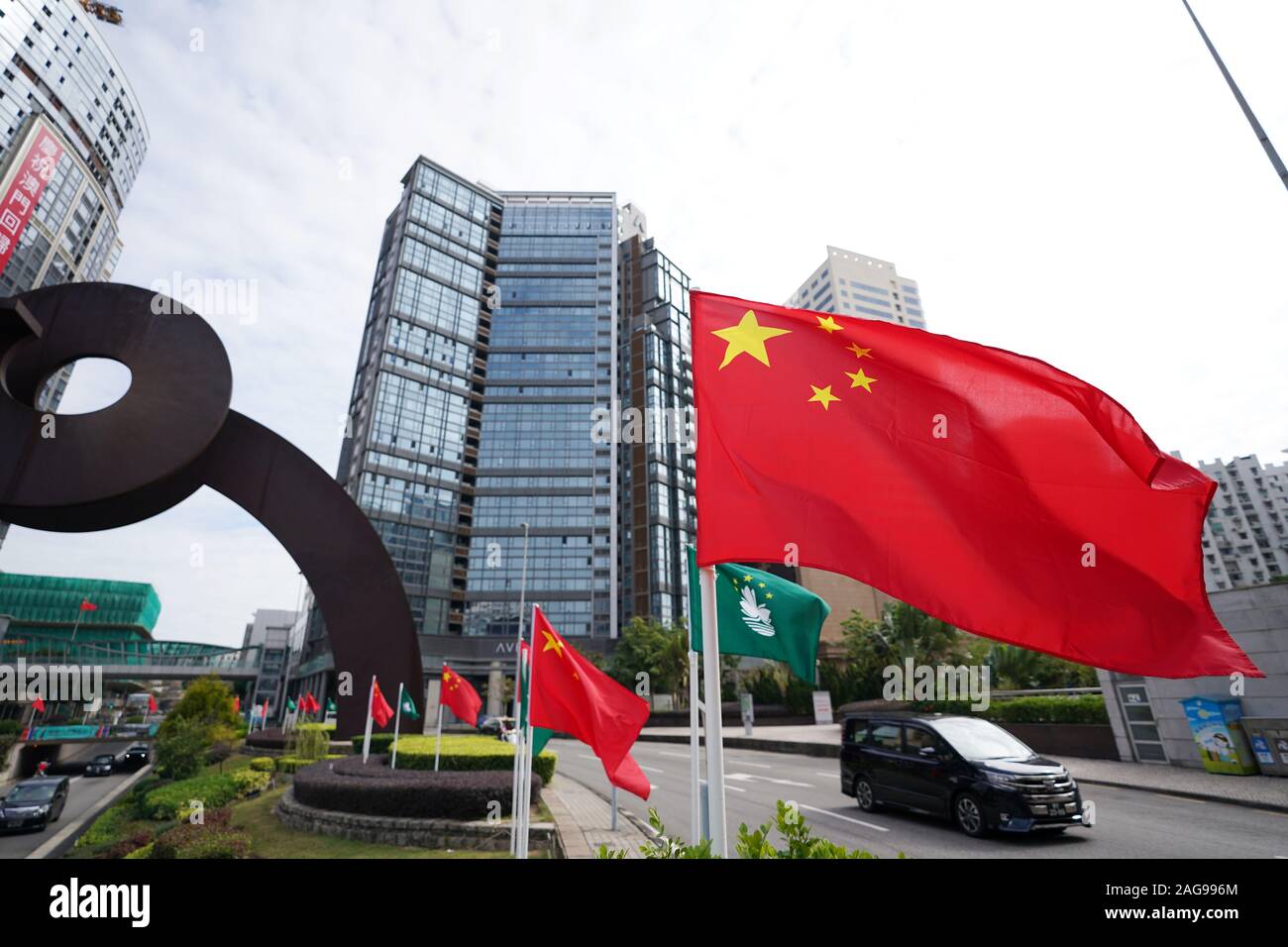 Macao, Chine. 25Th Dec 2019. Drapeaux nationaux de la Chine et des drapeaux de la Région administrative spéciale de Macao sont vu près de l'Oriental Arch, à Macao, Chine du sud, le 17 décembre 2019. Au cours des deux dernières décennies, la région administrative spéciale a fait de grands progrès dans le développement économique et l'atteinte de la prospérité et de la stabilité sous le principe "un pays, deux systèmes". Credit : Wang Shen/Xinhua/Alamy Live News Banque D'Images