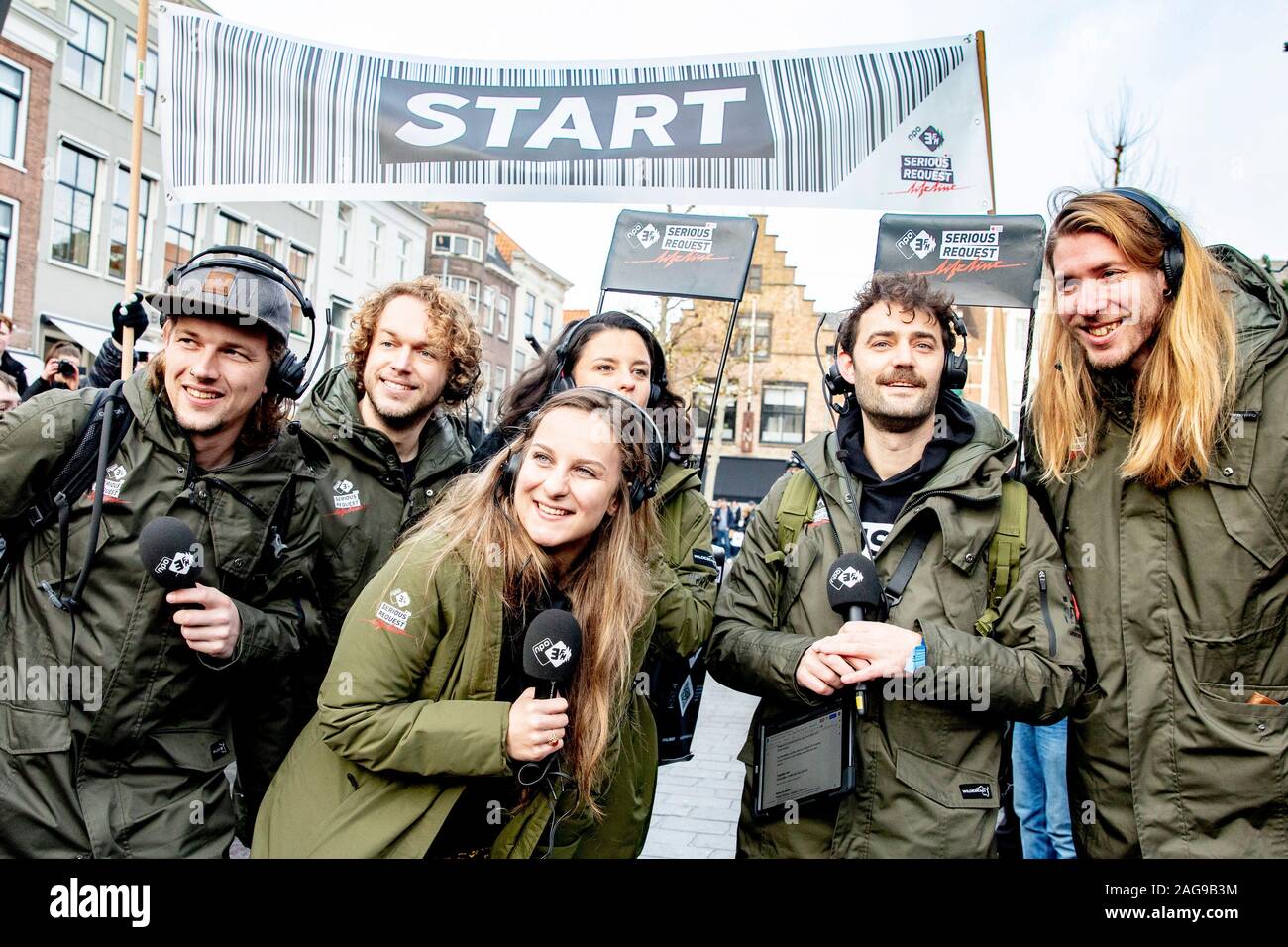 Va, aux Pays-Bas. Dec 18, 2019. Va, Grote Markt, 18-12-2019, la deuxième édition de 3FM demande sérieuse : La ligne de vie. Les DJs à pied à partir de cette année va à Groningen. La radio dj's Mark Jorien, Frank van der Légende et Eva Koreman et Sander Hoogendoorn un Herman Hofman. Credit : Pro Shots/Alamy Live News Banque D'Images