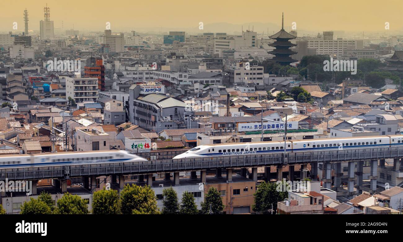 Le protocole de Kyoto. Le Japon, 10.05.04. Deux trains à grande vitesse Shinkansen passer chaque autre dans la ville de Kyoto au Japon. Au cours de ses 50 ans d'histoire, l'exécution Banque D'Images