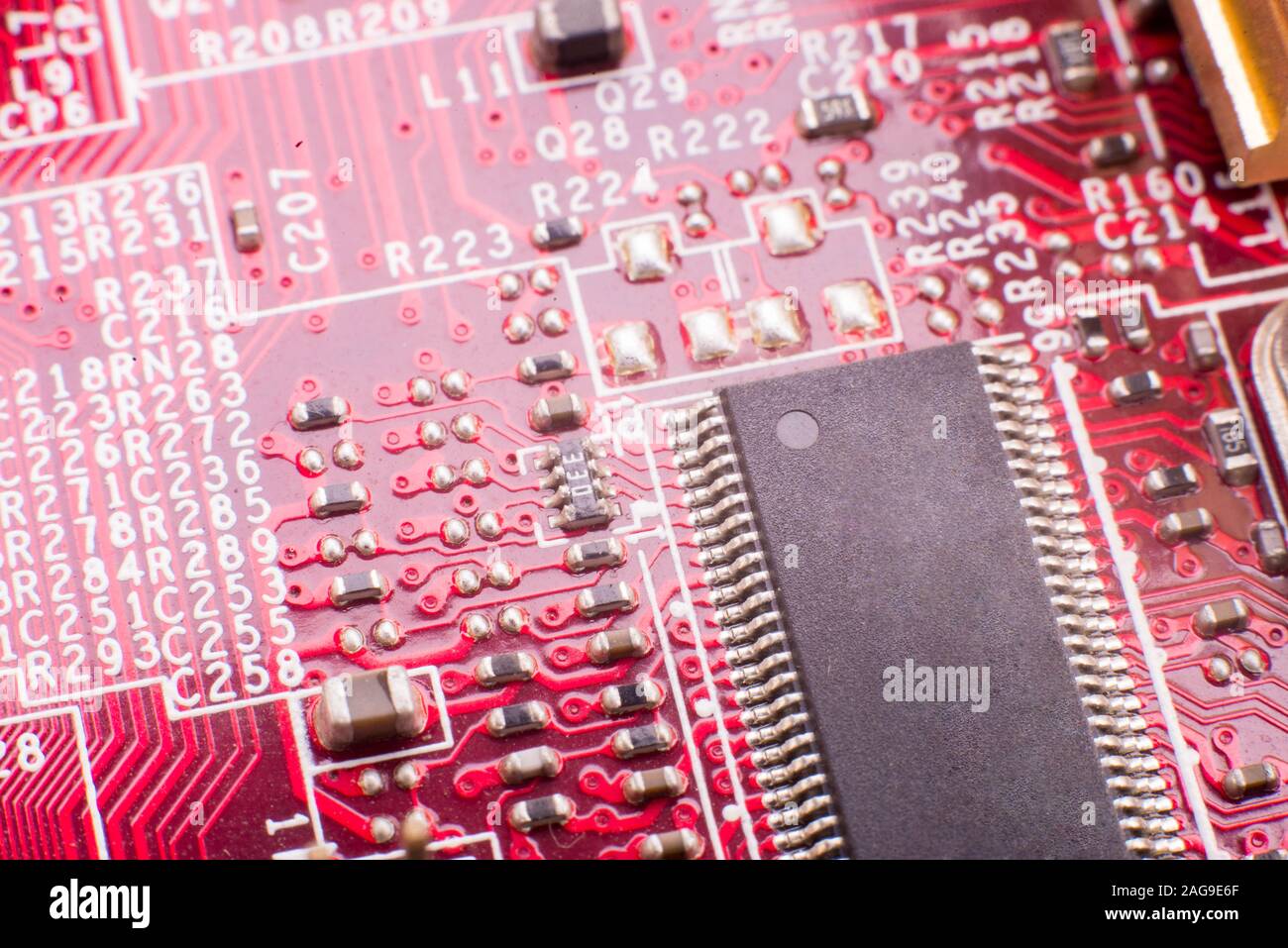 Plaquettes et les condensateurs de la carte. Bord rouge. Close-up shot. Macro photographie électronique. La réparation et l'entretien du matériel et de l'électronique Banque D'Images