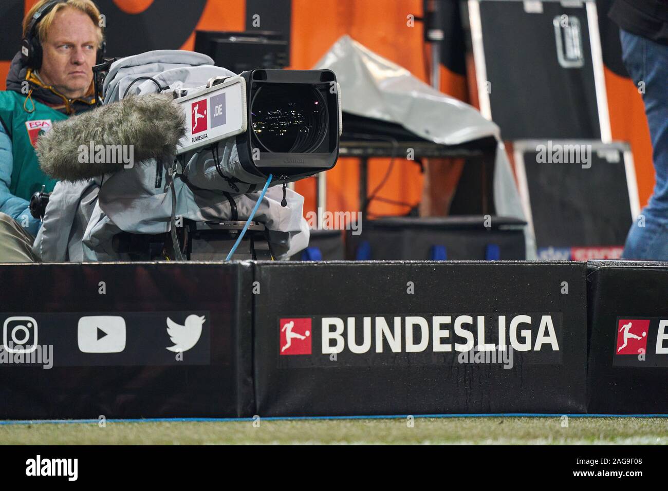 Football Augsburg-Düsseldorf , Augsburg, Dec 17, 2019. Symbole, Illustration, fonction, caméra homme FC AUGSBURG - FORTUNA DÜSSELDORF 3-0 - DFL RÈGLEMENT INTERDIT TOUTE UTILISATION DES PHOTOGRAPHIES comme des séquences d'images et/ou quasi-vidéo - 1.ligue de soccer allemand , Augsburg, 17 décembre 2019. Saison 2019/2020, journée 16, © Peter Schatz / Alamy Live News Banque D'Images