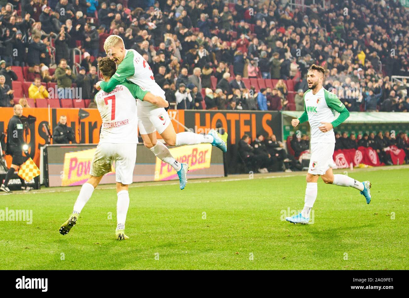 Football Augsburg-Düsseldorf , Augsburg, Dec 17, 2019. Philipp MAX, CAF 31 partitions, shoots but pour 1-0, célèbre son but, heureux, rire, fête, Florian NIEDERLECHNER, FCA 7 Marco RICHTER, CAF 23 FC AUGSBURG - FORTUNA DÜSSELDORF 3-0 - DFL RÈGLEMENT INTERDIT TOUTE UTILISATION DES PHOTOGRAPHIES comme des séquences d'images et/ou quasi-vidéo - 1.ligue de soccer allemand , Augsburg, 17 décembre 2019. Saison 2019/2020, journée 16, © Peter Schatz / Alamy Live News Banque D'Images