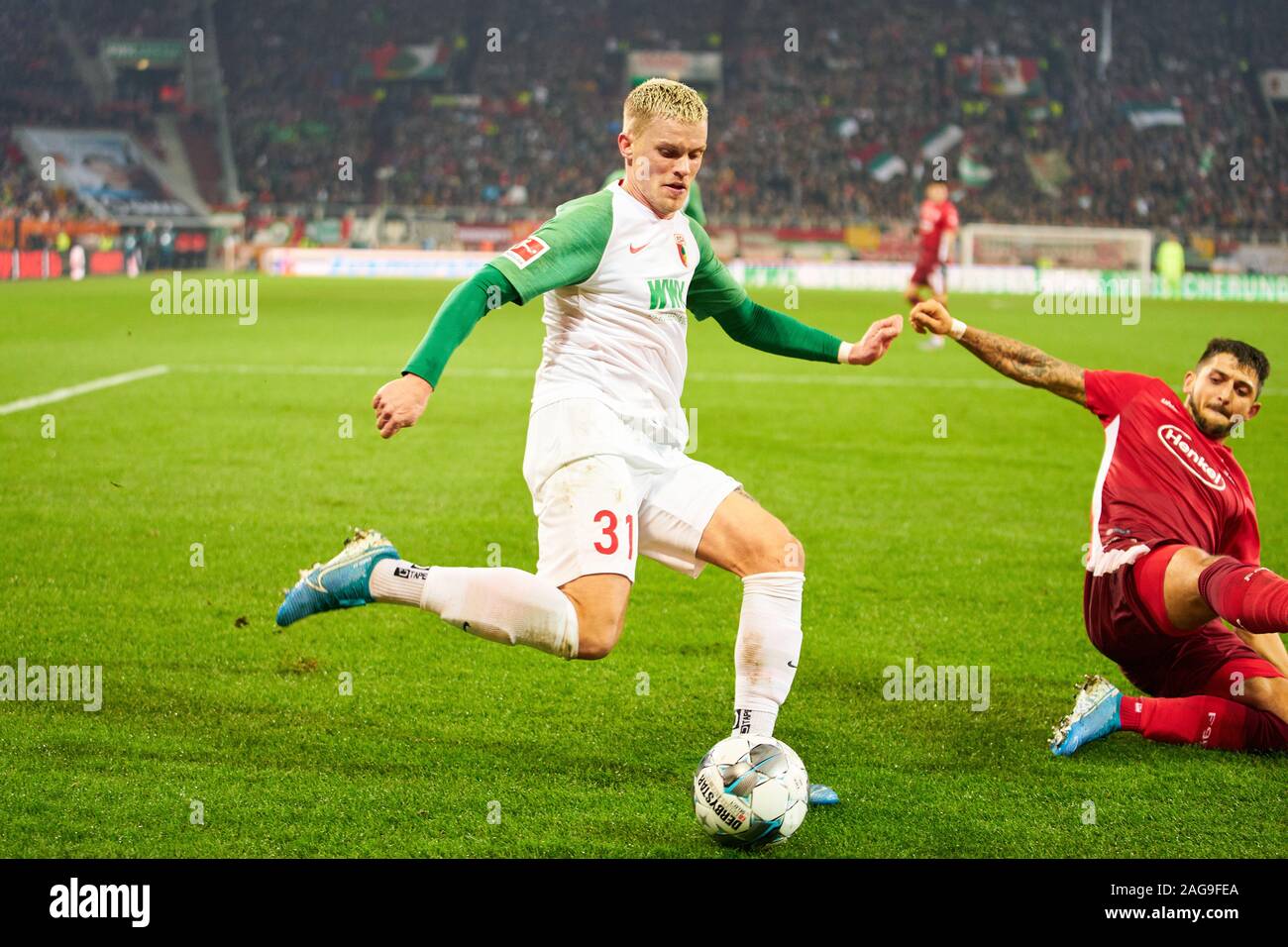 Football Augsburg-Düsseldorf , Augsburg, Dec 17, 2019. Philipp MAX, CAF 31 concurrence pour la balle, s'attaquer, duel, l'en-tête, zweikampf, action, lutte contre le FC AUGSBURG - FORTUNA DÜSSELDORF 3-0 - DFL RÈGLEMENT INTERDIT TOUTE UTILISATION DES PHOTOGRAPHIES comme des séquences d'images et/ou quasi-vidéo - 1.ligue de soccer allemand , Augsburg, 17 décembre 2019. Saison 2019/2020, journée 16, © Peter Schatz / Alamy Live News Banque D'Images