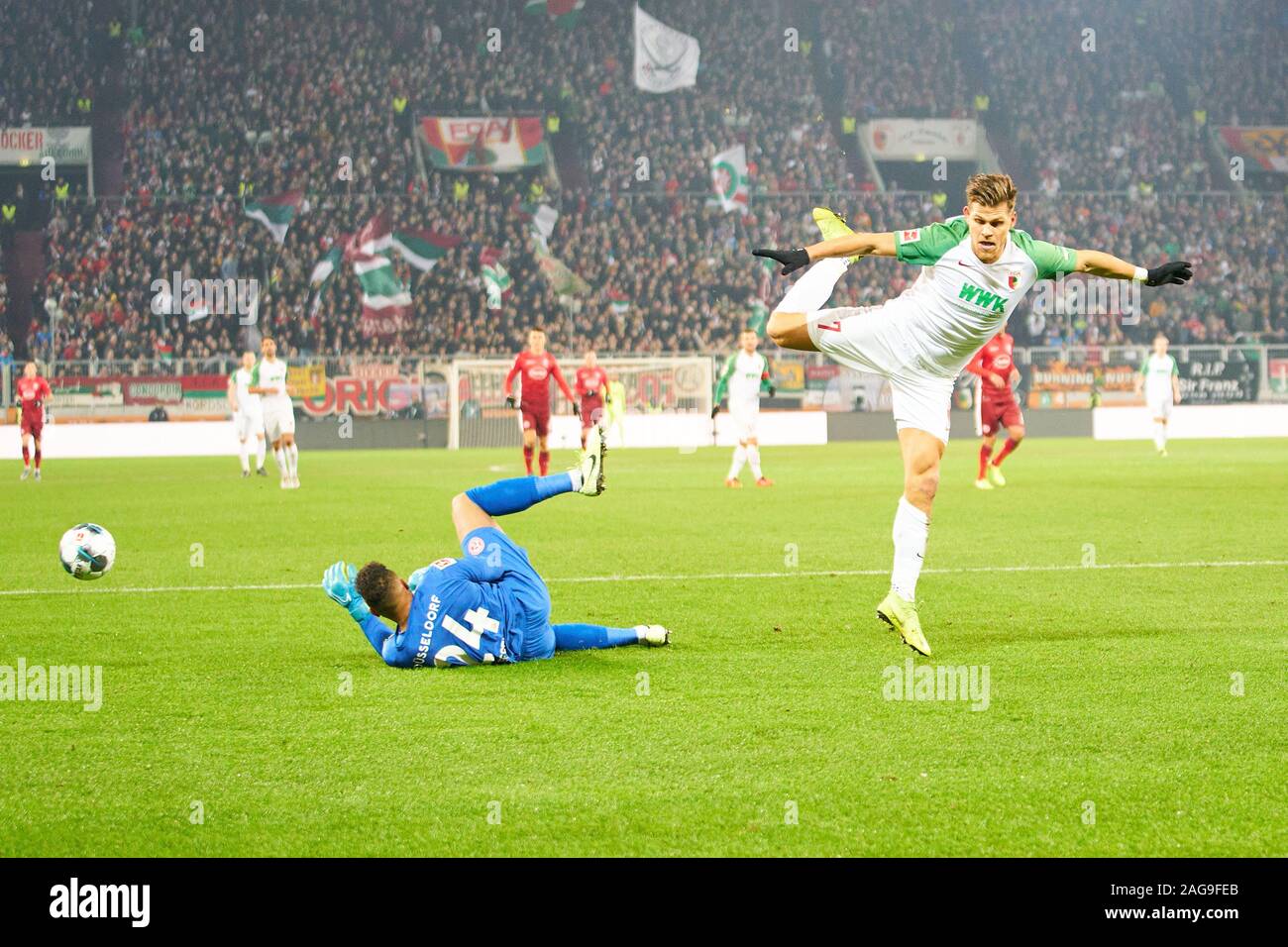 Football Augsburg-Düsseldorf , Augsburg, Dec 17, 2019. Florian NIEDERLECHNER, FCA 7 concurrence pour la balle, s'attaquer, duel, l'en-tête, zweikampf, action, lutte contre Zack STEFFEN, UD 24 FC AUGSBURG - FORTUNA DÜSSELDORF 3-0 - DFL RÈGLEMENT INTERDIT TOUTE UTILISATION DES PHOTOGRAPHIES comme des séquences d'images et/ou quasi-vidéo - 1.ligue de soccer allemand , Augsburg, 17 décembre 2019. Saison 2019/2020, journée 16, © Peter Schatz / Alamy Live News Banque D'Images