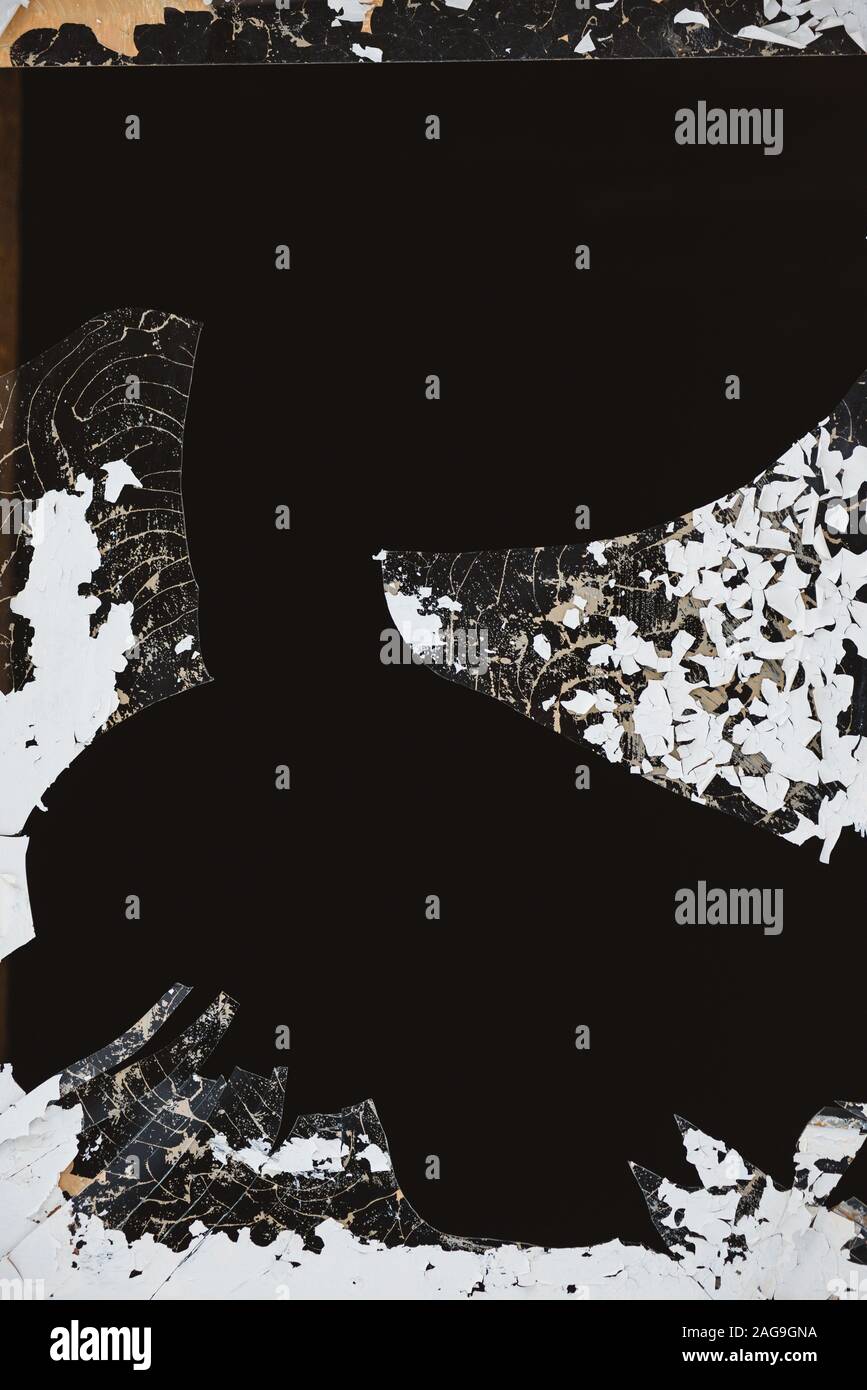 Une vitre cassée dans l'embrasure de la fenêtre, avec des bords dangereux, d'éclats et de l'écaillage de la peinture. Banque D'Images