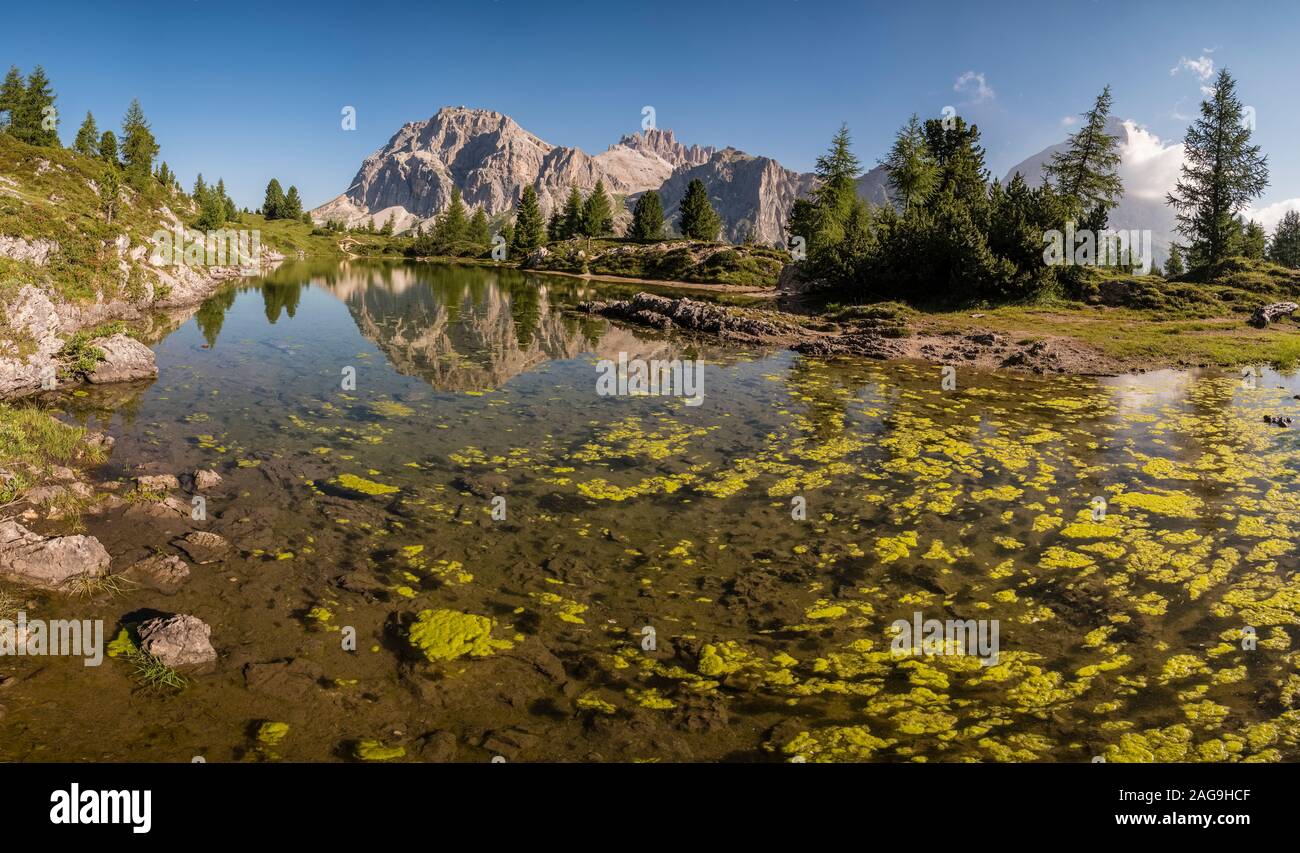 Vue sur le lac, Lago di Limides Limedes, le sommet de Lagazuoi dans la distance Banque D'Images