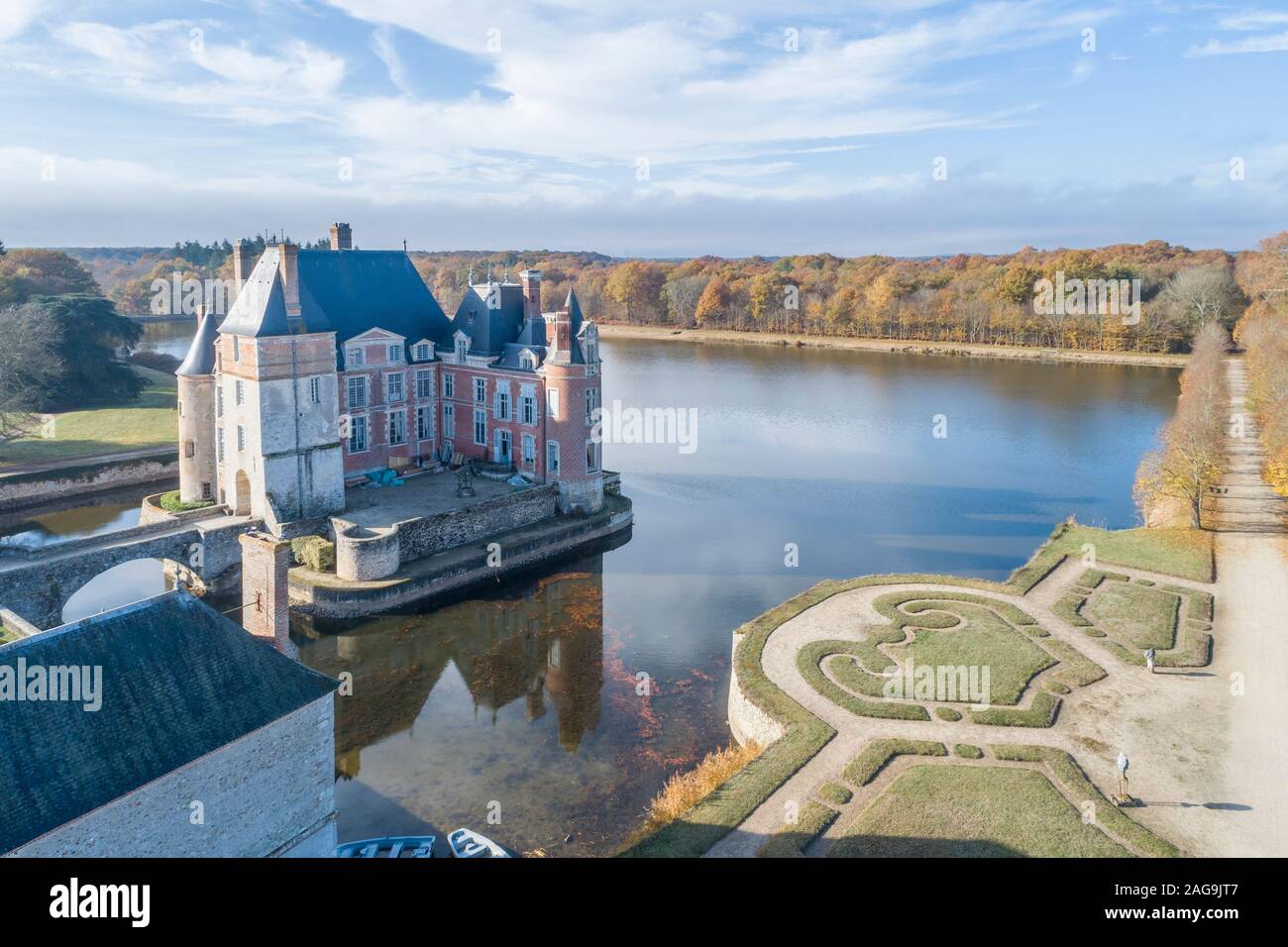 France, Loiret, la Bussière, Le Château de la Bussière Parc et Jardins, château et jardin en automne (vue aérienne) // France, Loiret (45), La Bussière, p Banque D'Images