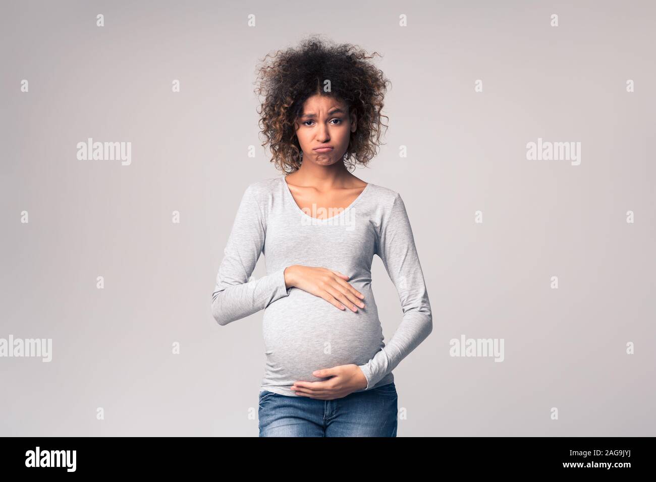 Les hormones et les changements d'humeur. Ventre de femme enceinte triste Banque D'Images