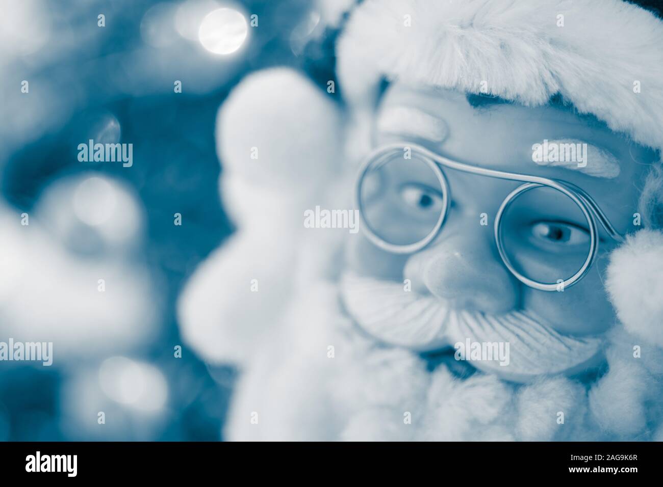 Père Noël portrait visage en lunettes, ton bleu. Banque D'Images