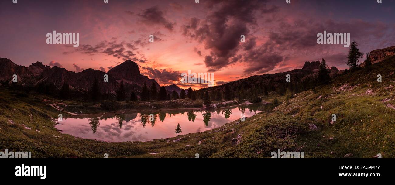 Vue panoramique sur le lac, Lago di Limides Limedes, le sommet de la formation rocheuse Tofane au loin, au lever du soleil Banque D'Images