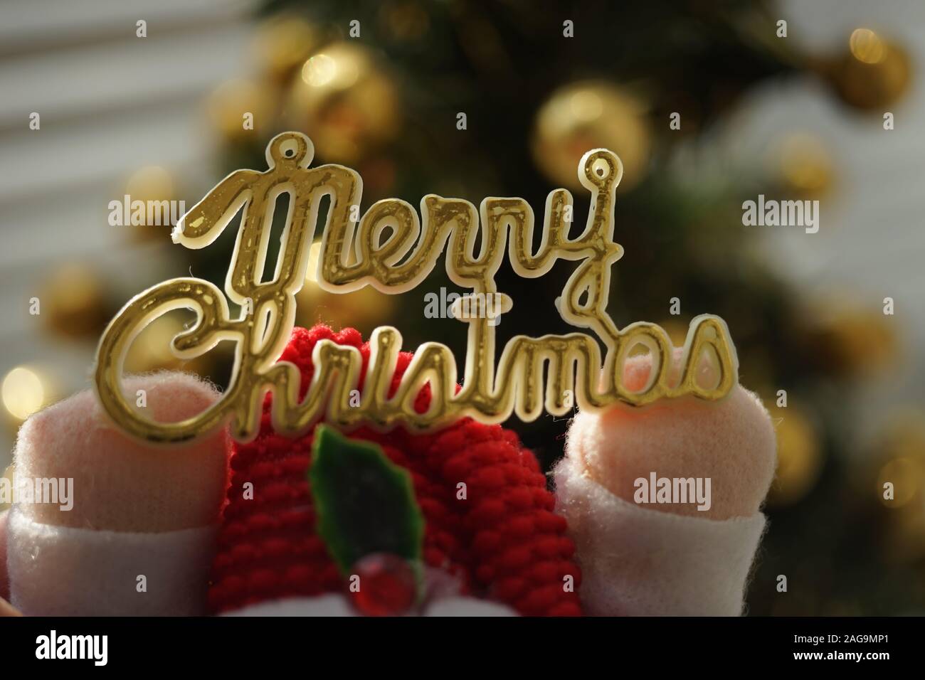 Texte d'or Mery Noël dans les mains, le Père Noël Nouvel An. Banque D'Images