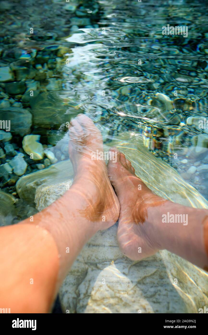 La montagne de marbre Apuanes naturellement bleu clair filtré de l'eau de la rivière Aulella teinté dans la station thermale Equi Terme, Fivizzano, Toscane Italie Banque D'Images