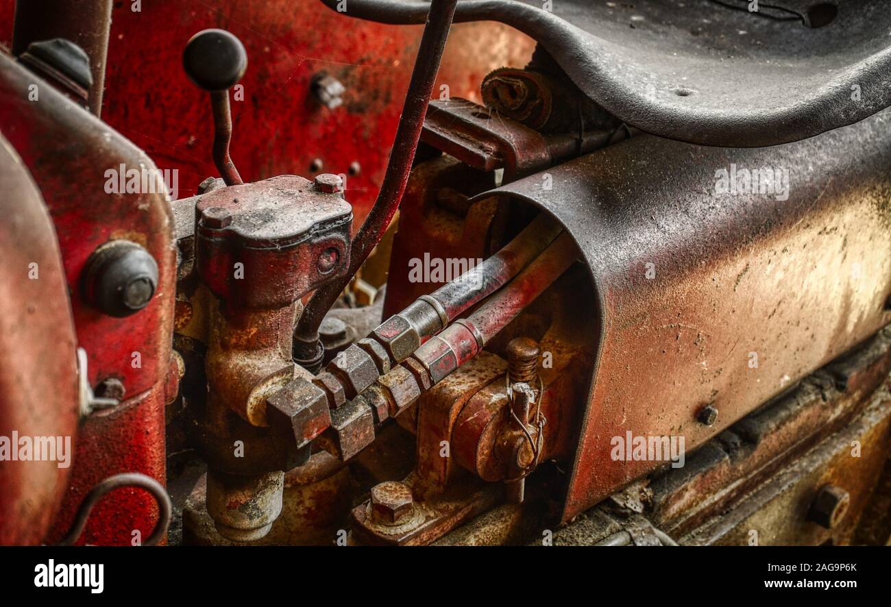 Gros plan d'un l'intérieur d'un vieux rouge tracteur Banque D'Images