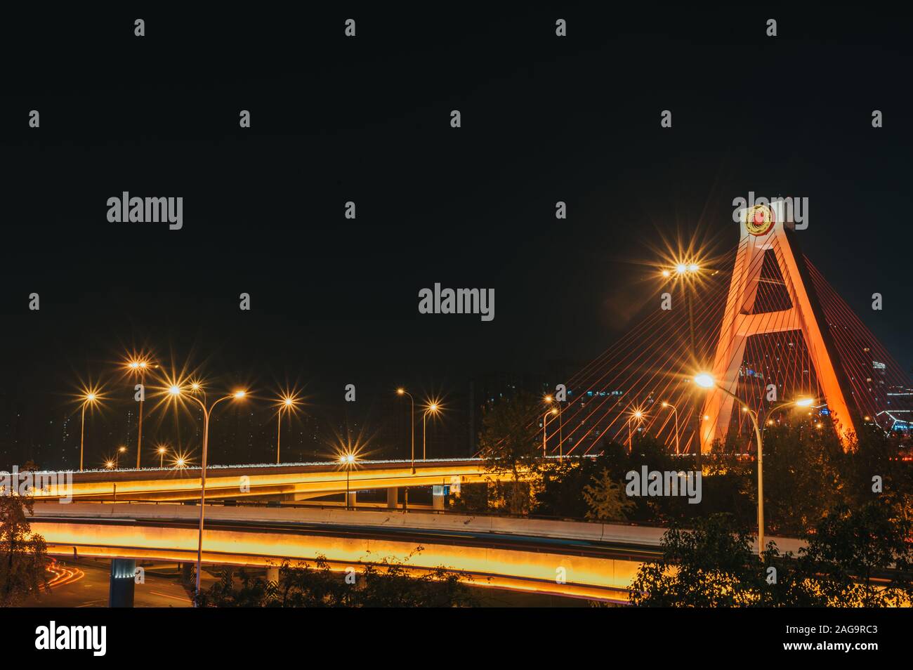 Vue panoramique sur la route surélevée et le pont entre Tongzilin et la gare du Sud à Chengdu. Beaucoup de lumière éclairant Banque D'Images