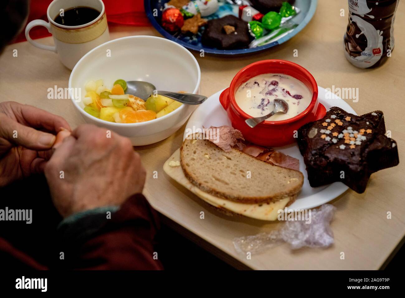 Berlin, Allemagne. Dec 18, 2019. Au cours de la visite du ministre fédéral de la famille et chef de fer Giffey Lutz pour la gare la mission au jardin zoologique, un repas s'élève face à un invité sur une table. Credit : Christoph Soeder/dpa/Alamy Live News Banque D'Images
