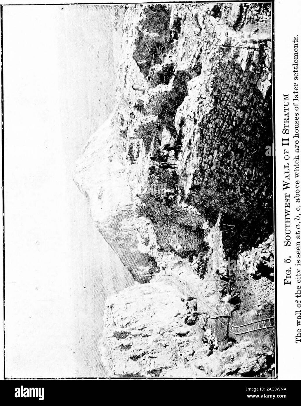 . Troy mycénienne, basé sur l'Dörpfeld fouilles dans la sixième des neuf villes enfouies à Hissarlik. nd en face de ces frondeurs dans themidst stand d'action. Au fond apparaissent la tête d'un andbreast guerrier casqué portant un court-ohiton.Deux hommes accroupis sont parmi les frondeurs. Thispicture inscrit près de la scène de bataille sur le bouclier ofHerakles. ^ Nikolaides nous fait sursauter en voyant le thebattlements ce vase de Troy. Du mur Hecuba, un dromache-et d'autres, les femmes sont à la recherche sur l'fateof Hector (X, 40,5), tandis que l'œil à l'Achille de grève Greeksnot à Hector, mais de laisser à hi Banque D'Images