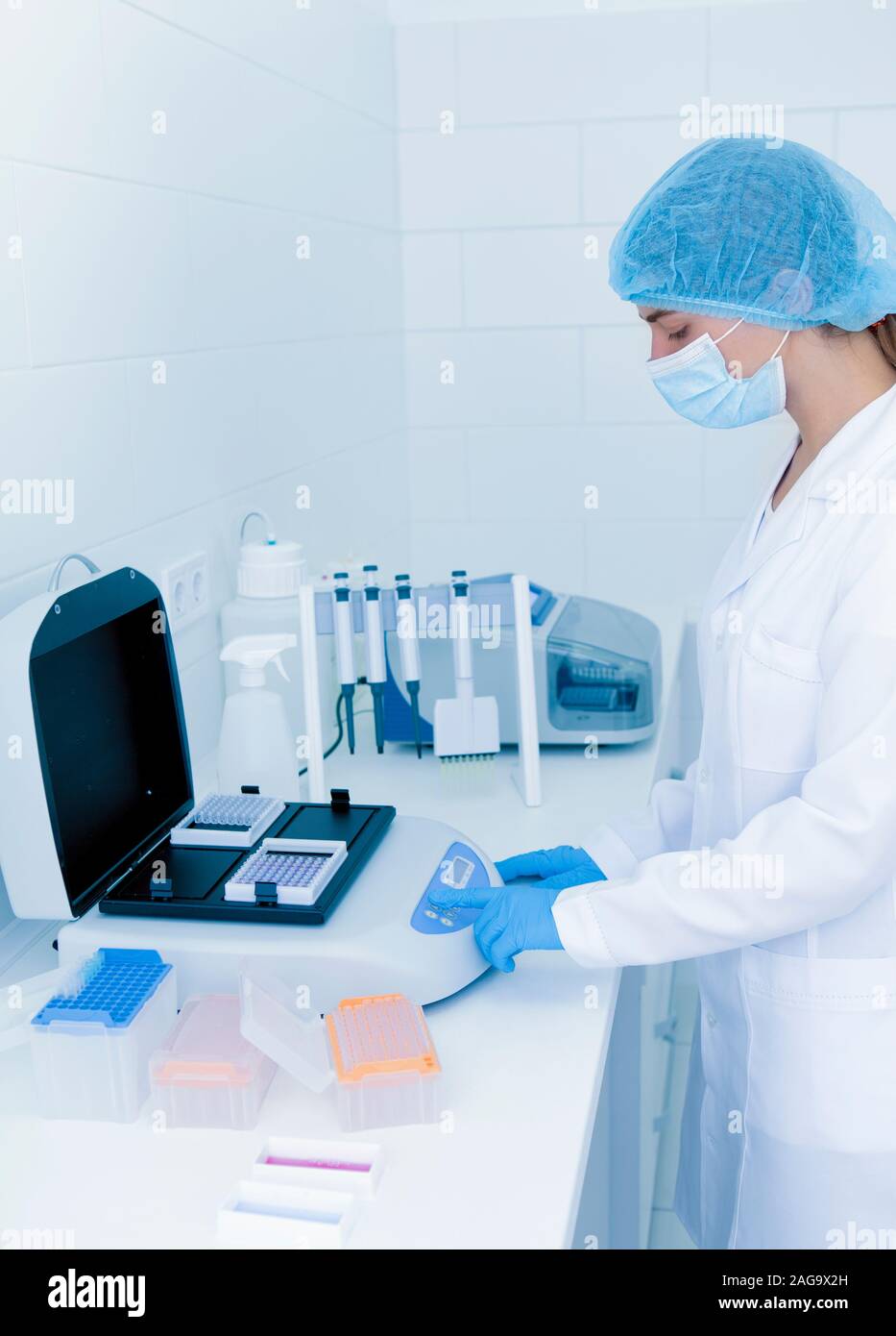 Jeune femme son assistant optimisation des équipements de haute qualité Banque D'Images