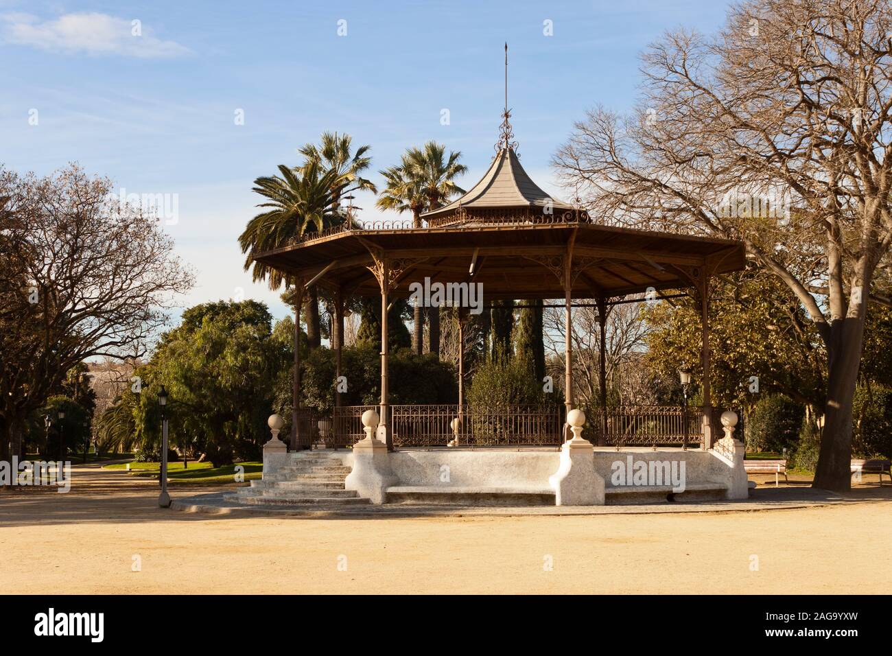 Fer et bois kiosque de musique dans le parc de la Ciutadella à Barcelone, Catalogne, Espagne. Banque D'Images