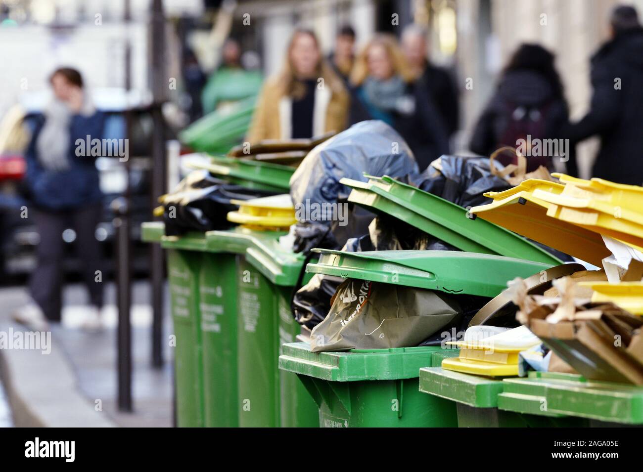 Les poubelles dans la rue Paris - Paris - France Photo Stock - Alamy