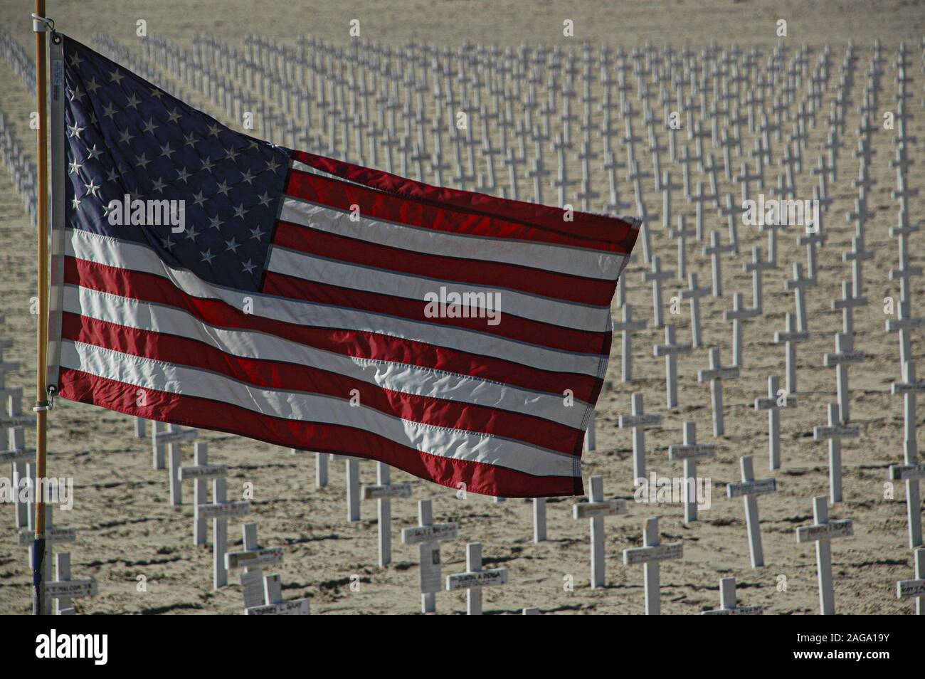 Gros plan sur le drapeau américain avec un cimetière l'arrière-plan Banque D'Images