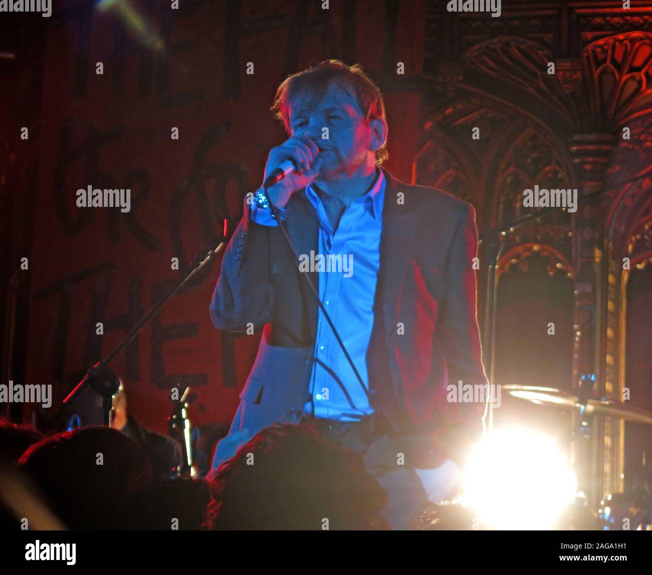 Mark E Smith & l'automne effectuer le 15/05/2014 Concert de la Cathédrale de Manchester - MES au chant avec microphone Banque D'Images