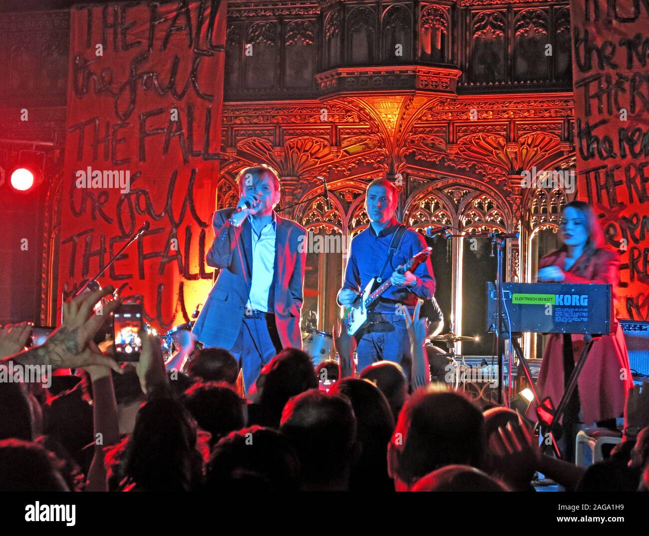 Mark E Smith & l'automne effectuer le 15/05/2014 - concert de la Cathédrale de Manchester Mark.F.Smith, Peter Greenway guitariste & Elena Poulou Clavier Banque D'Images