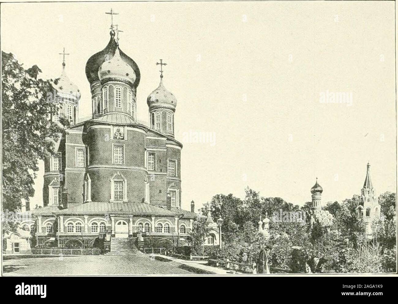 . Moscou. de lopciM /ii Jif pour le Tsar. Russie, au prince Dimitri Oukhtomsky. Depuis la Neglinnaïa a été recou-verte dune voûte comme la P>ièvre à Paris et nest plus quun égout quiva se perdre ignoré dans la Moskva en aval du Kremlin. .Mais le nomest resté à la rue sous laquelle il cache ses eaux limoneuses. Quelques heures de flânerie dans ce ciuartier niveau centrale pourront-ini le touriste aux productions de lart et de lindustrie russes : boissel-gelu vlaºin, broderie, orfèvrerie. Il constatera que ces produits sont trop sou-vent, hélas ! Submergés et perdus parmi ceux de lindustrie étrangère. Banque D'Images