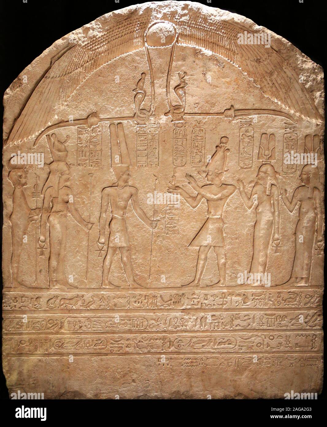 Explorer Ancient Egyptian vit, Stela montrant Amon-ra, Mout et Khonsou. Banque D'Images