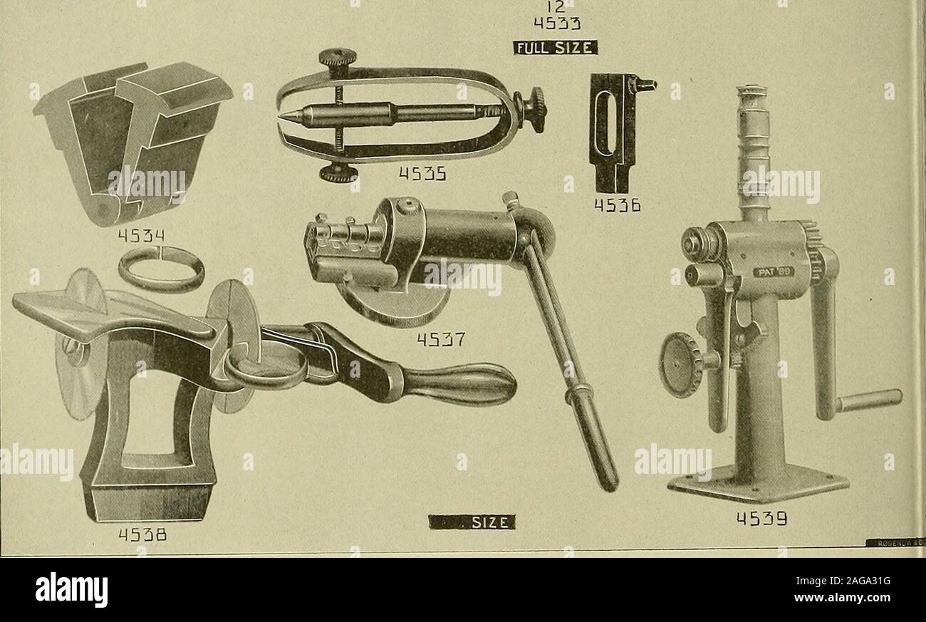 . 20e siècle catalogue de fournitures pour horlogers, bijoutiers et autres métiers. DOQD M532 uuu n o 1 2 3 MHHna^^M jMffiJBMnjtznCBODt imiiMHim ^^ B hmmh un^^, une IQ .. S & R Scies, pinces de rivetage, détachants, rouleau et l'anneau d'outils. N° 4531. Vu la vis du cadre 0,15 $ 4533. Sur Arbor 50 4533. Les lames de scie carrés, taille no 4-0 à 3, première qualité, par doz., 10c. ; par gross. 1.00 Deuxième qualité, par 854533. Scies à plat, taille 4 à 13, première qualité, par douzaine, lOc ; par 1. 00 deuxième qualité, par doz., lOc ; par gross. .85 ? 4533. Télévision Les lames de scie, taille 4à 13, perdozen.. 0,15 euro par grois 1-5 de 0 $. Racks. Banque D'Images