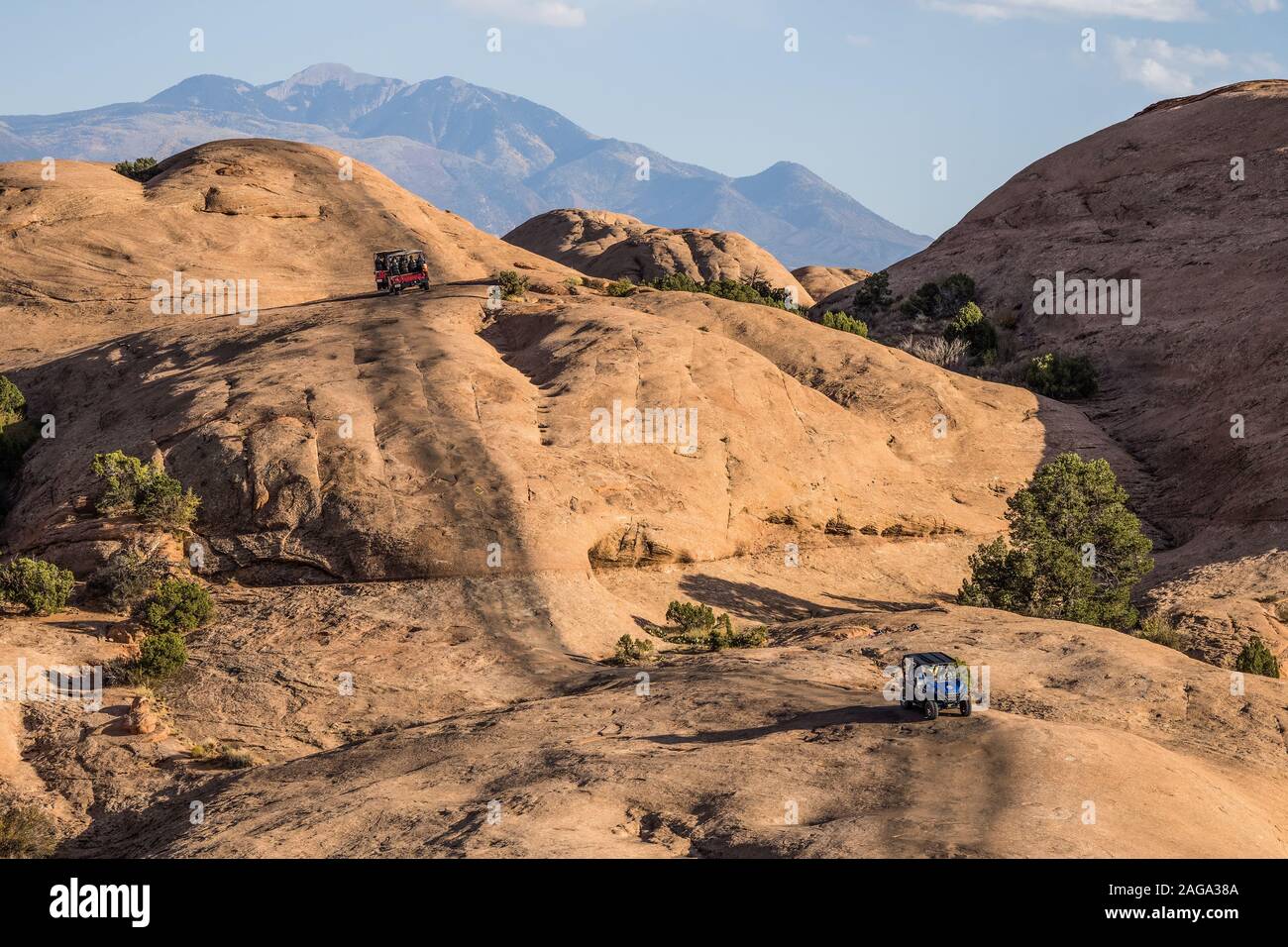 Un 4x4 Hummer tour sur le sentier de la vengeance de l'enfer dans les vasières Recreation Area près de Moab, Utah. Approching est un 4X4 côte à côte des VHR. Banque D'Images
