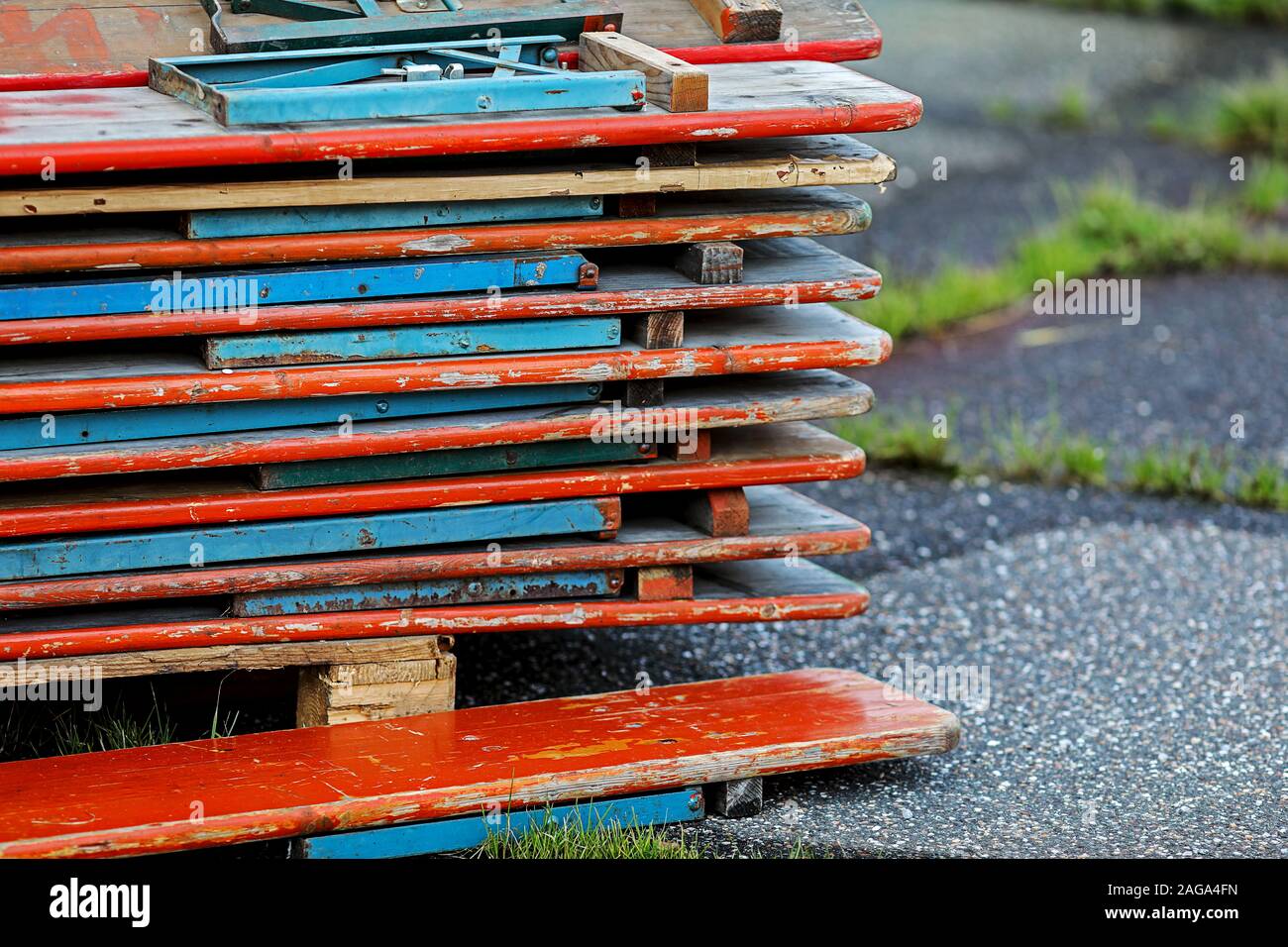 Bien rangées de tables en bois empilés dans un jardin, mobilier d'extérieur coutumier en Bavière pour happy-rencontres avec beaucoup d'amis Banque D'Images