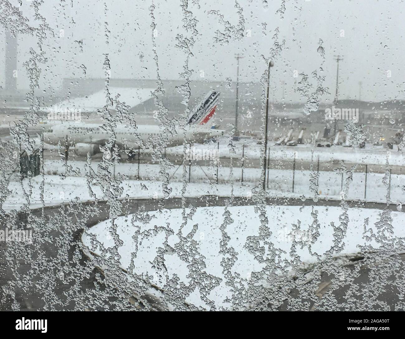 L'AÉROPORT DE ROISSY, UN AVION À TRAVERS UNE VITRE GELÉE FRANCE Banque D'Images