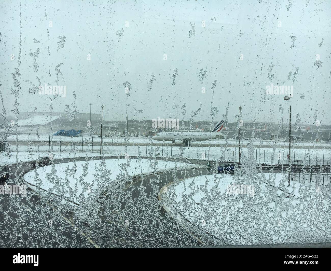 L'AÉROPORT DE ROISSY, UN AVION À TRAVERS UNE VITRE GELÉE FRANCE Banque D'Images