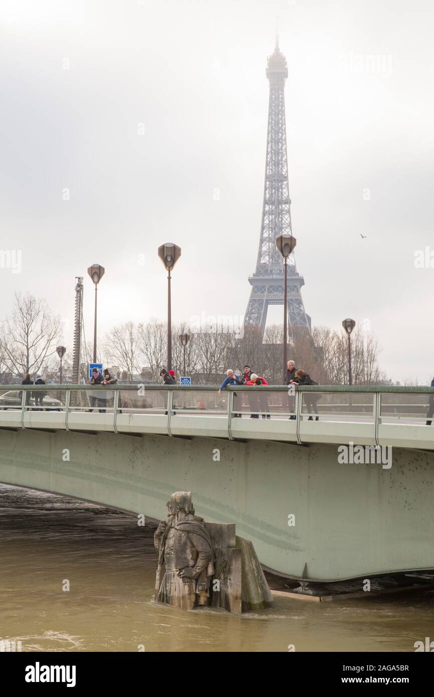 Le Zouave statue à demi submergée PAR LES EAUX USÉES Banque D'Images