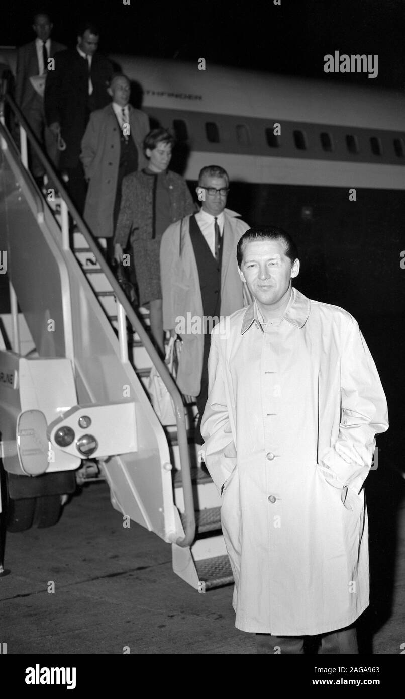 La chanteuse pop star Jerry Lee Lewis à son arrivée à l'aéroport de London par Pan Am Clipper pour le début de sa tournée d'un mois de l'Angleterre et l'Allemagne. Banque D'Images