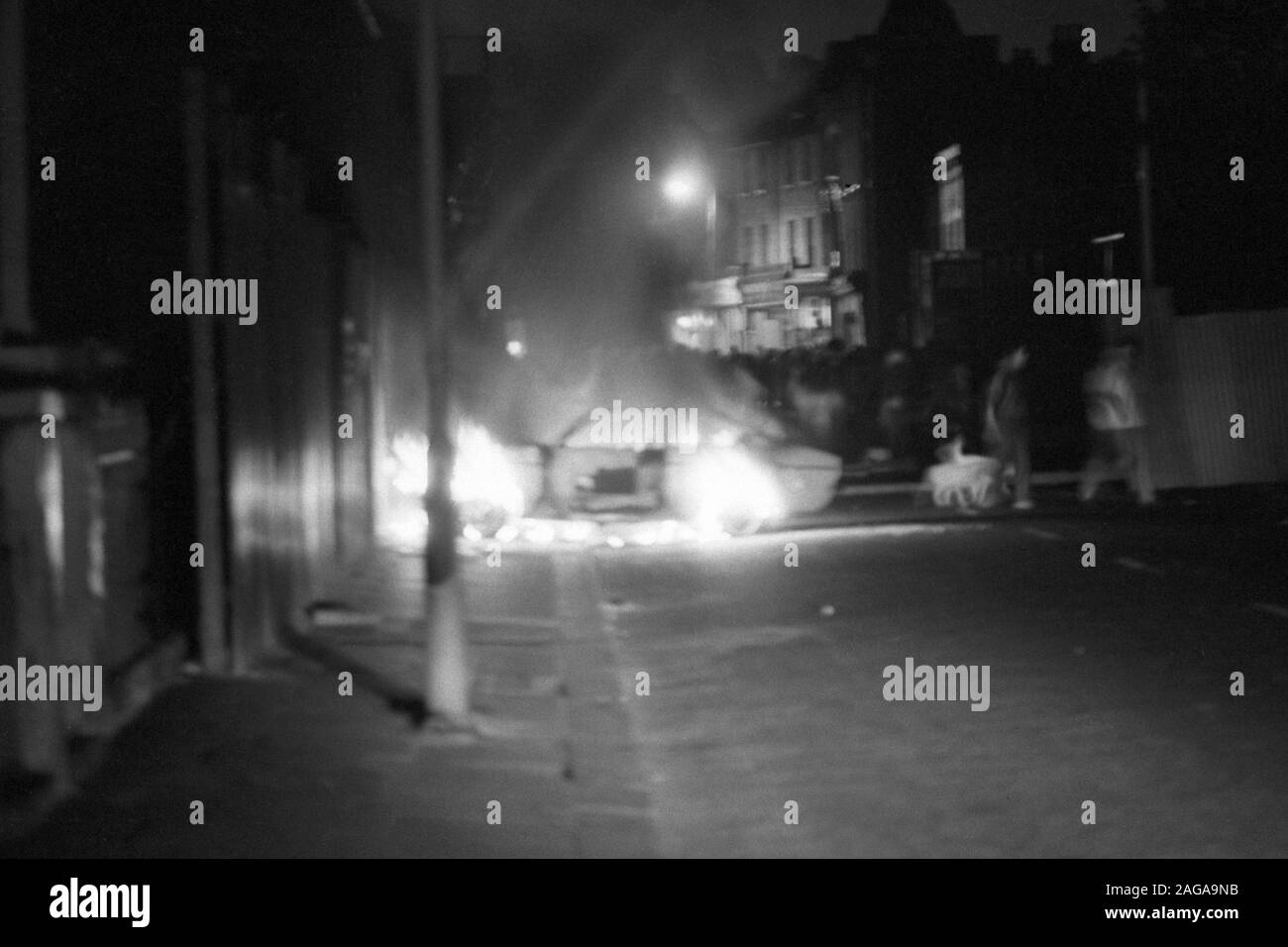 Un feu de véhicule à Brixton, Londres, lorsque d'autres la violence de rue ont éclaté la nuit dernière à la suite de descentes de police hier matin. Jeunes qui jetaient des pierres ont mis le feu à des voitures et ont essayé de construire des barricades dans les rues de côté après que la police les a obligés à partir de Railton Road, qui est devenu la première ligne dans le combat anti-émeute à Brixton. Banque D'Images