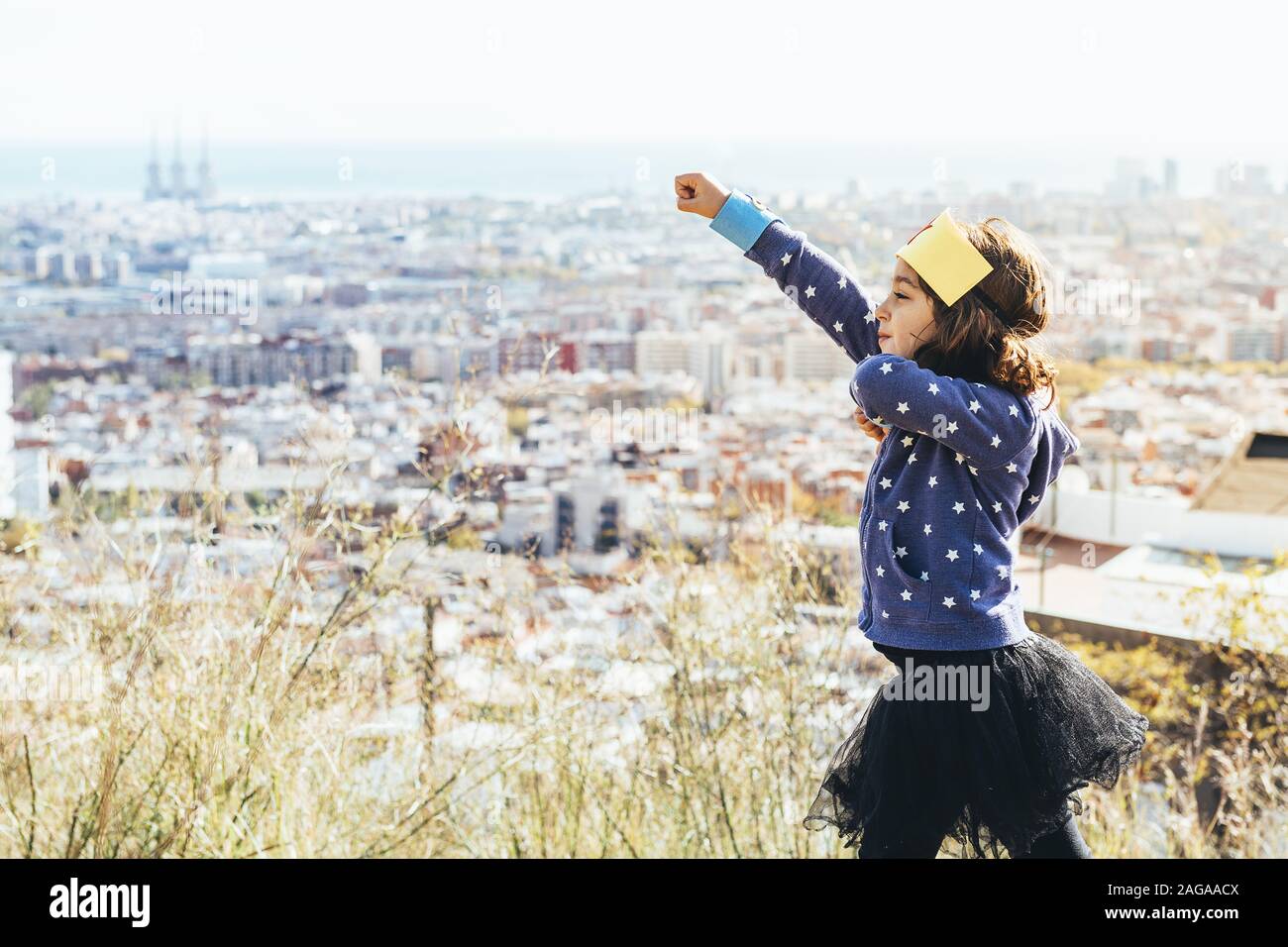 Drôle de petit enfant jeune fille puissante avec son poing en l'air déguisé  en super-héros avec un costume fait maison en face d'un paysage urbain, de  l'imagination d'un Photo Stock - Alamy