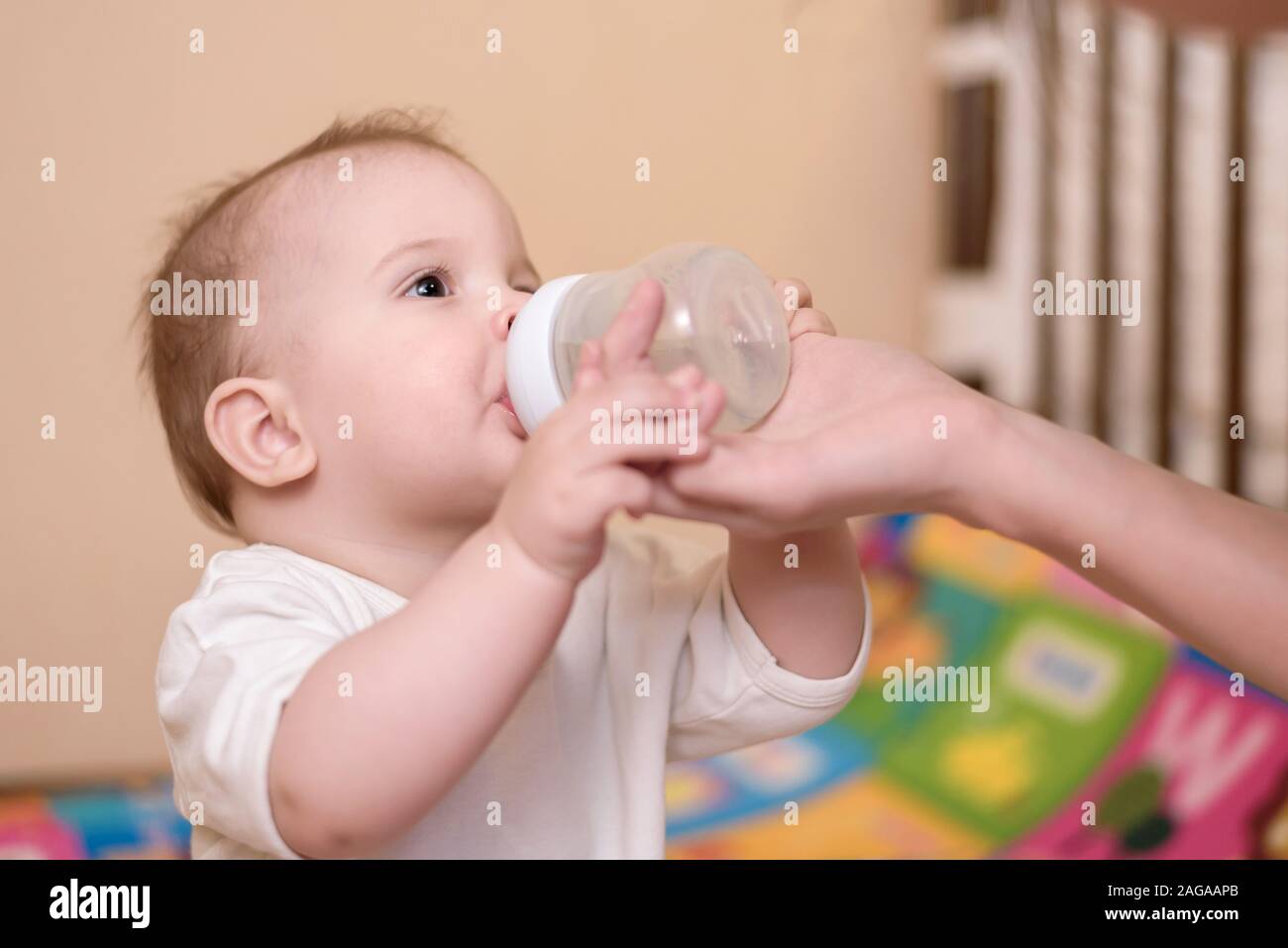 La famille donne de l'eau Banque d'image et photos - Alamy