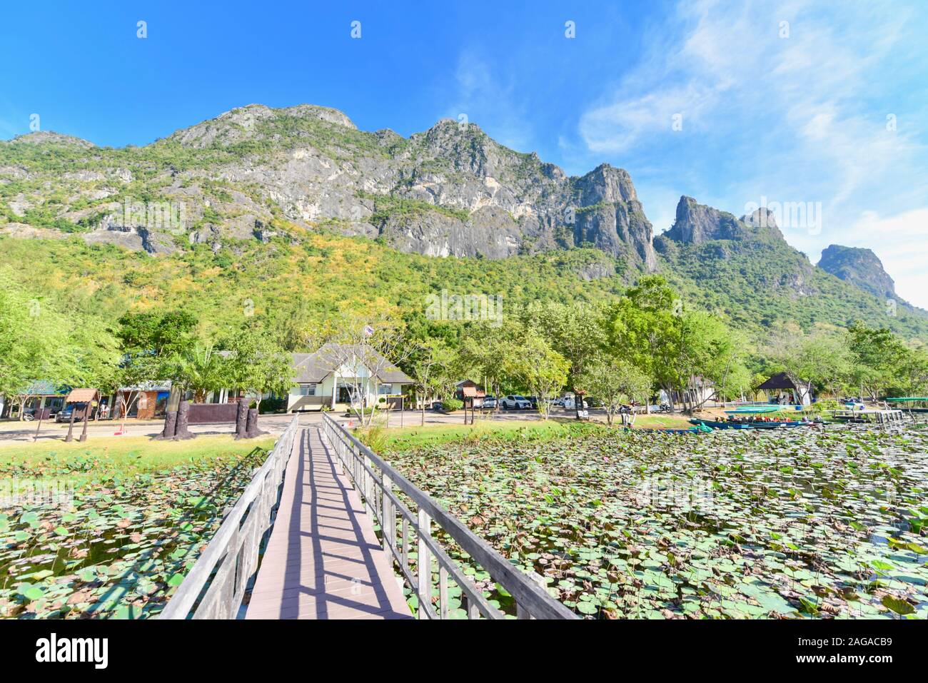 Pont en bois à Khao Sam Roi Yot National Park dans la province de Prachuab Khiri Khan Banque D'Images