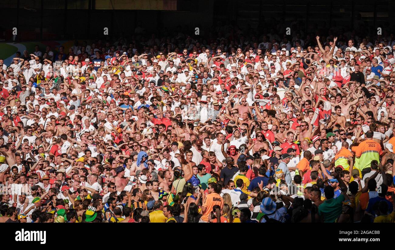 Belo Horizonte, Brésil - 24 juin 2014 : Une terrasse de l'Angleterre football (soccer) fans dans une ambiance exubérante dans le soleil chaud pendant un match international. Banque D'Images