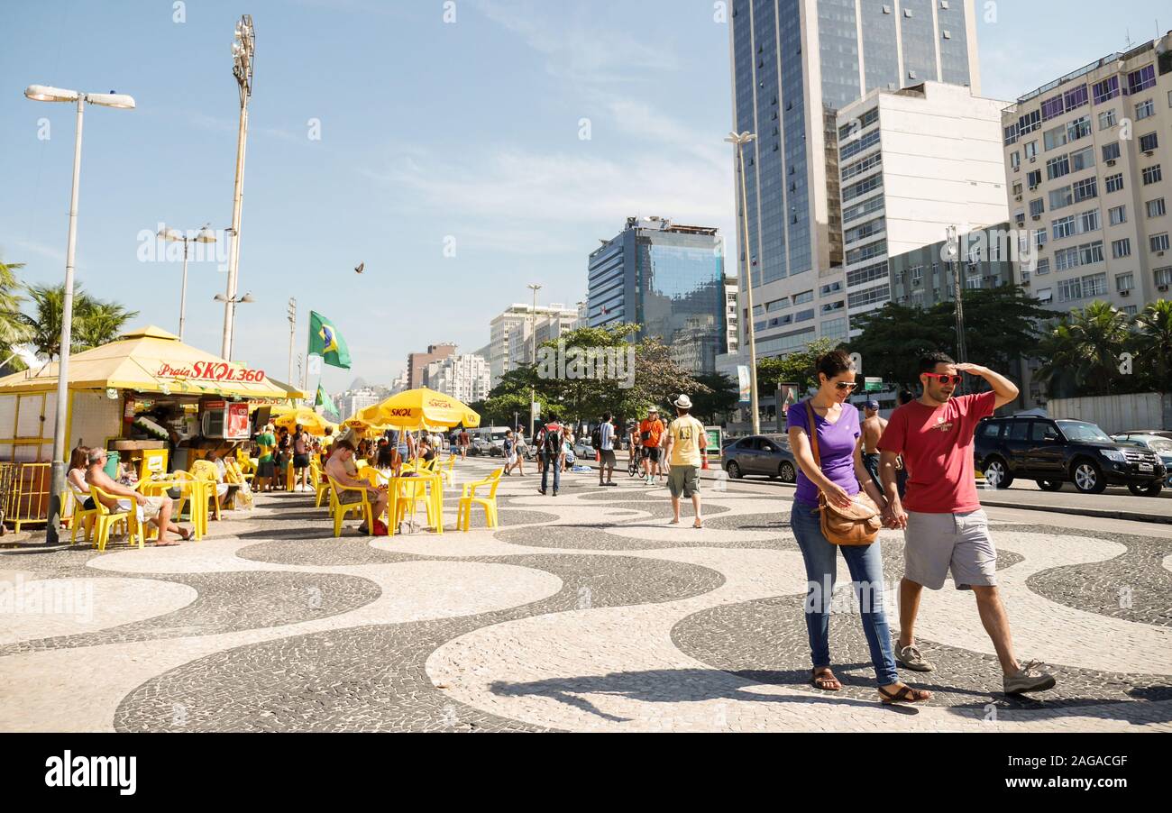 Rio de Janeiro, Brésil. Un jeune couple de touriste sur le front de mer à Praia do Leme, Rio. Banque D'Images