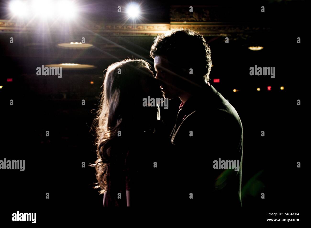 Un homme et une femme s'embrassant en se tenant debout la scène dans le théâtre Banque D'Images