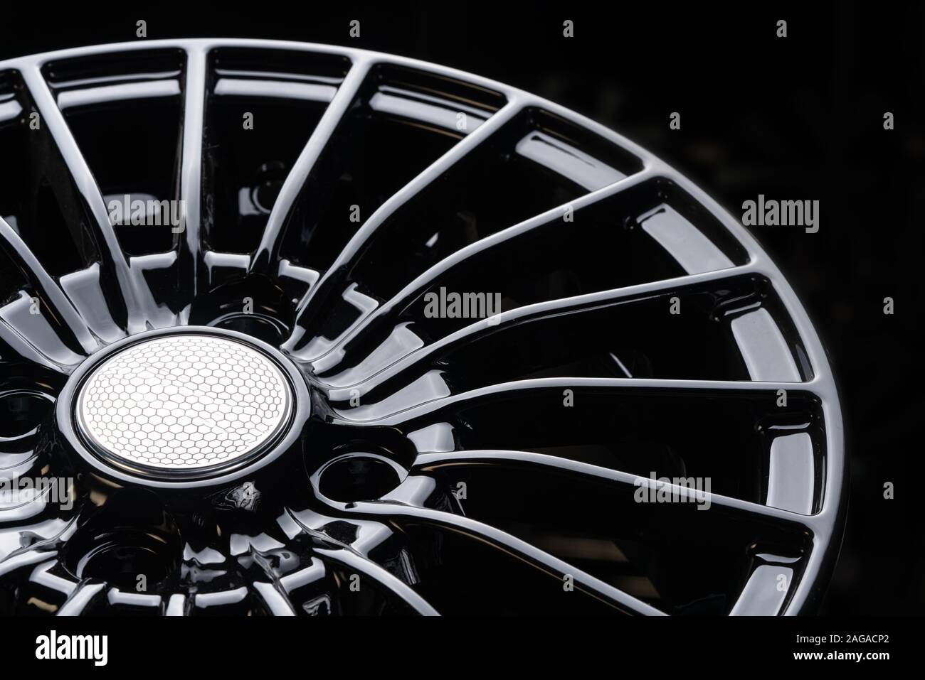 Disque en aluminium moderne de roues en alliage, close-up sur fond noir, de rayons et la jante. Banque D'Images