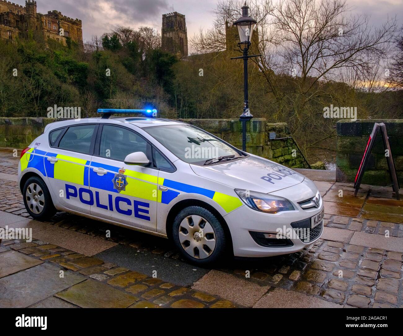 Voiture de police en situation urbaine. Police Panda car de Durham Constabulary avec des feux bleus clignotant dans la ville de Durham dans le nord de l'Angleterre Banque D'Images