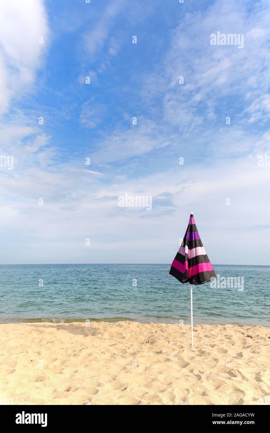 Locations avec de l'ombre à la plage avec parasol Banque D'Images
