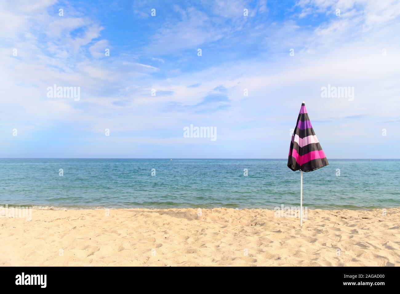 Locations avec de l'ombre à la plage avec parasol Banque D'Images
