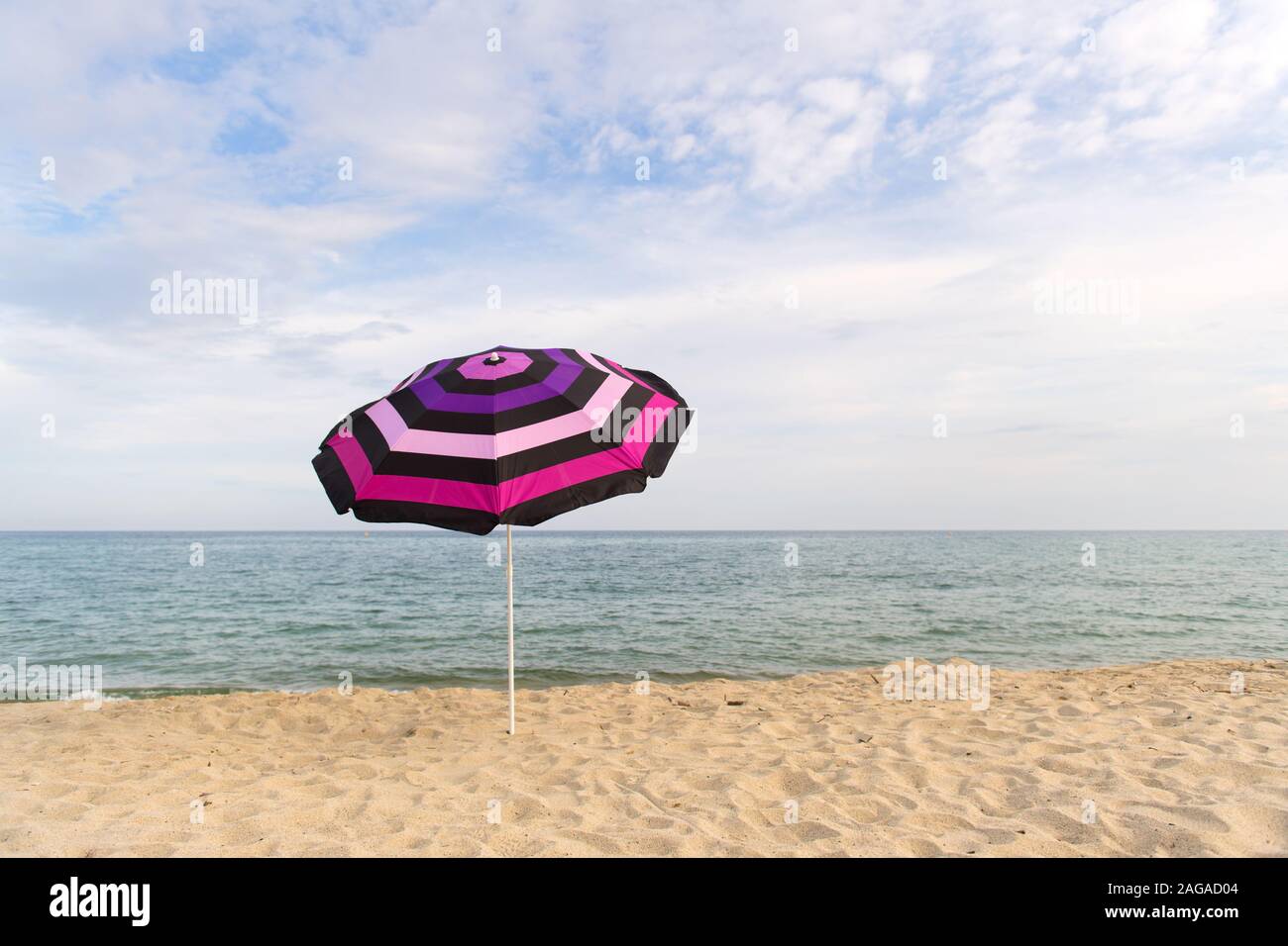 Locations avec de l'ombre à la plage avec parasol Banque D'Images