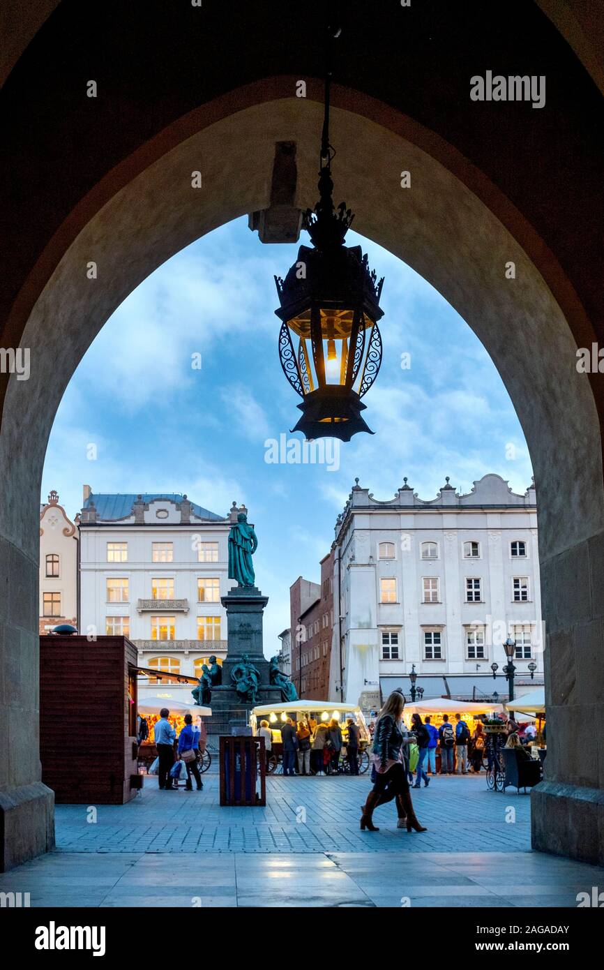 Vue de la place principale de l'arches de Cloth Hall, Cracovie, Pologne Banque D'Images