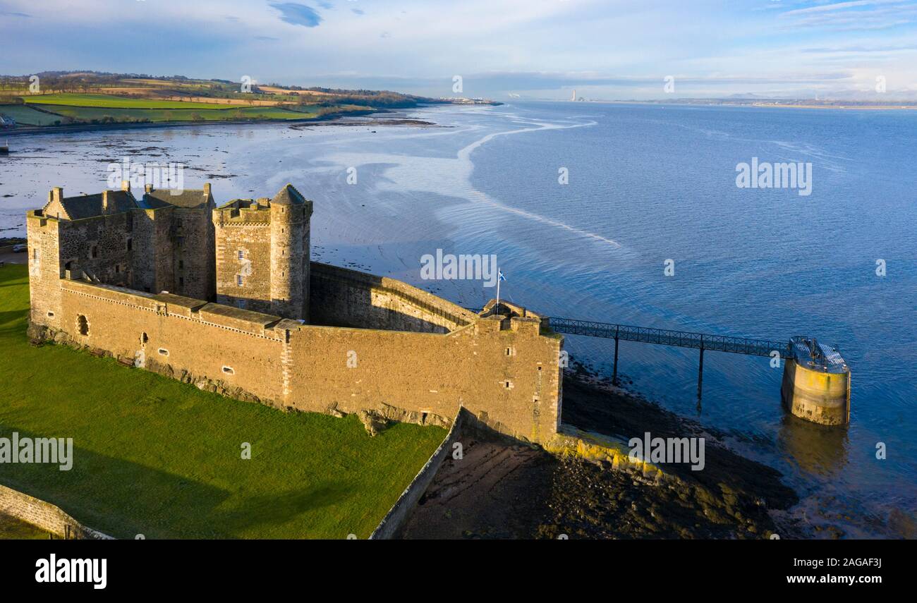 Vue aérienne de Blackness Castle ( pour Outlander ) à côté de la rivière Firth of Forth à West Lothian en Écosse, Royaume-Uni Banque D'Images